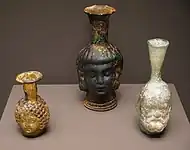 ظروف شیشه‌ای رومی به شکل سر