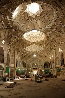 عکس تیمچه بزرگ قم از معماری‌های دوره قاجار