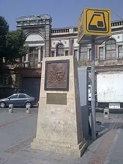 ستون یادبود میرزا محمدرضا کلهر و میرزا کوچک خان در میدان حسن‌آباد