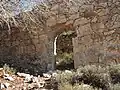 دیوار جلوی خانه‌ای در دیر آبان