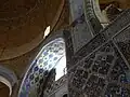 نمایی از داخل مسجد کبود و مقایسه‌ای بین کاشی کاری اصلی و کاشی‌کاری جدید (کمرنگ) در صحن بزرگ