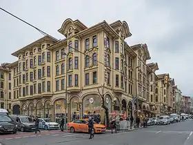 آپارتمان‌های طیار در لاللی ، استانبول، طراحی شده توسط معمار کمال‌الدین (۱۹۱۹–۱۹۲۲).