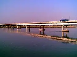 GT جاده در بالای رودخانه جهلم در پاکستاناست.