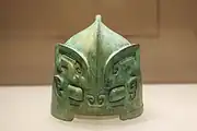 کلاه‌خود برنزی دودمان شانگ با نقش تائوتیه