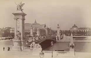 پل الکساندر سوم با قصر بزرگ (چپ) و قصر کوچک (راست) در پس زمینه