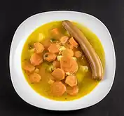 سوپ هویج و سیب‌زمینی همراه با سوسیس آلمانی