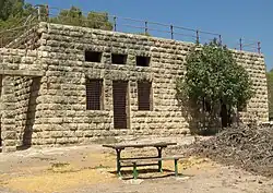 مدرسه‌ای که در ۱۹۴۷ ساخته شد و بیت سوسین آن را با روستاییان بیت جیز به اشتراک می‌گذاشت