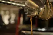 تبدیل شیره افرا به شیره درخت افرا در یک کلبه شکرسازی در میسیسیپی میلز، انتاریو