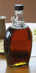 یک بطری شیره درخت افرا از استان کبک