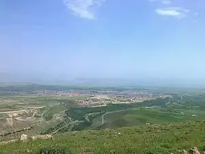 نمایی از مشکین‌شهر، پارک جنگلی و پل معلق