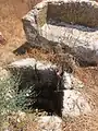 آبشخور سنگی و دهانه چاه عمیق در شمال غربی ذکرین