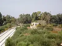 بقایای ایستگاه راه‌آهن وادی الصرار در مسیر راه‌آهن یافا–اورشلیم که در فاصلهٔ ۳ کیلومتر (۲ مایل) شمال روستا قرار داشت.