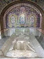 سنگ قبر مرمرین ناصرالدین‌شاه، که پس از پیروزی انقلاب ۱۳۵۷ از روی آرامگاه وی در حرم شاه عبدالعظیم به خلوت کریمخانی کاخ گلستان منتقل شد.