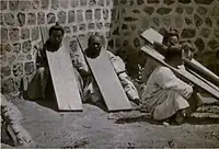 کانگ پوشیده شده توسط زندانیان در کره قرن نوزدهم