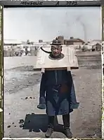 یک محکوم (احتمالاً یک سرباز) در حال تحمل مجازات با کانگ در اولان‌باتور، مغولستان، ۱۹۱۳. عکس از استفان پاسه برای بایگانی سیاره.