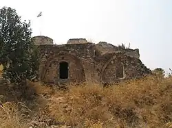 در دوران جنگهای صلیبی، دژی به نام کاکو یا کاخو در اینجا قرار داشت که برجی به بلندی ۸٫۵ متر از آن برجای ماندهاست.
