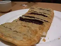 پنکیک چینی با خمیر لوبیای شیرین به عنوان مایه‌پُرکن