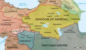 نقشه کوماژن در سال ۵۰ میلادی به رنگ صورتی روشن در سمت چپ. کشورهای همسایه آن نیز ارمنستان، سوفن، اسروئن، و امپراتوریهای روم و اشکانی هستند.