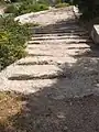 پله‌های سنگ‌تراشی‌شده بر راه رومی، نزدیک جادهٔ کنونی ۳۷۵
