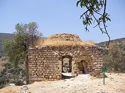 مقام شیخ القویّس («شیخ زیبا») در سال ۲۰۱۰، واقع در جنوب-جنوبغربی محل روستا
