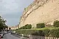 بخشی از دیوارهای کنار خیابان