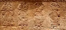 نمای نزدیک از یک شیء سنگی حکاکی‌شده که چهار پیکر زن در حال ابراز اندوه را نشان می‌دهد