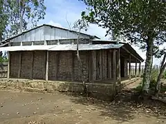 مدرسه یکاتاقه با دیوارهای بامبویی بافتهشده و سقف ورق گالوانیزه