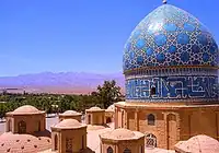 نمایی از گنبد آبی آرامگاه