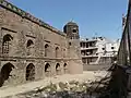 نمایی از جنوبِ شرقی مسجد با پس زمینه‌ای از منطقه مسکونی روستای خیرکی