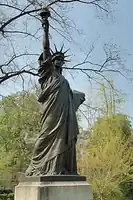 یک کپی ۲٫۸۷ متر (۹&nbsp;فوت ۵&nbsp;اینچ) از مجسمهٔ آزادی اثر بارتولدی، به نمایش درآمده در ۱۹۰۰، در سال ۱۹۰۵ در پارک لوکزامبورگ قرار داده شد.