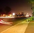 ترافیک این خیابان به دلیل سرعت پایین شاتر دوربین و سرعت نسبتاً سریع خودروها، رگه‌های درخشانی را به جا می‌گذارد.