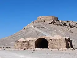 برج خاموشان و یک اقامتگاه که دارای اتاقهایی است.