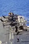بالگردهای یواچ-۶۰ بلک هاوک (UH-60 Black Hawk)، ای‌اچ-۱ کبرا (AH-1 Cobra) و اواچ-۵۸ کیووا (OH-58 Kiowa) ارتش آمریکا بر روی عرشه ناو هواپیمابر یواس‌اس دوایت آیزنهاور در نزدیکی هائیتی، ۱۹۹۴.