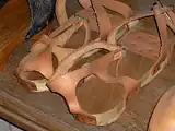 این پاتن‌های چوبی در قسمت سینه پا لولا دارند.