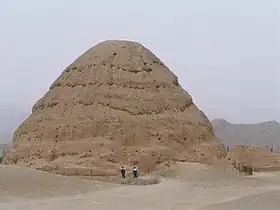 بقایای آرامگاه شماره ۳ شیای غربی (امپراتوری تانگوت) در دامنه کوه‌های هِلان، نینگ‌شیا.