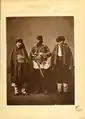 مردان بلغاری اهل سائدیننیه، استان پلودیف و اسمولیان و مرد مسلمان اهل پلوودیف، از Les costumes populaires de la Turquie en 1873، منتشرشده زیر نظر کمیسیون امپراتوری عثمانی برای نمایشگاه جهانی وین ۱۸۷۳