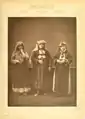 زن بلغاری اهل اسمولیان و زن یونانی اهل هاسکوو، از Les costumes populaires de la Turquie en 1873، منتشرشده زیر نظر کمیسیون امپراتوری عثمانی برای نمایشگاه جهانی وین ۱۸۷۳