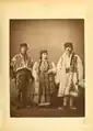 زن بلغاری اهل روسه، بلغارستان و مردان بلغاری اهل ویدین، از Les costumes populaires de la Turquie en 1873، منتشرشده زیر نظر کمیسیون امپراتوری عثمانی برای نمایشگاه جهانی وین ۱۸۷۳